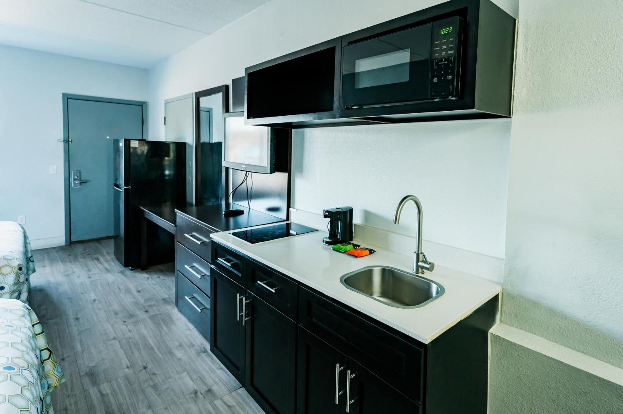 Hometowne Studios By Red Roof San Antonio - Seaworld Northwest ภายนอก รูปภาพ