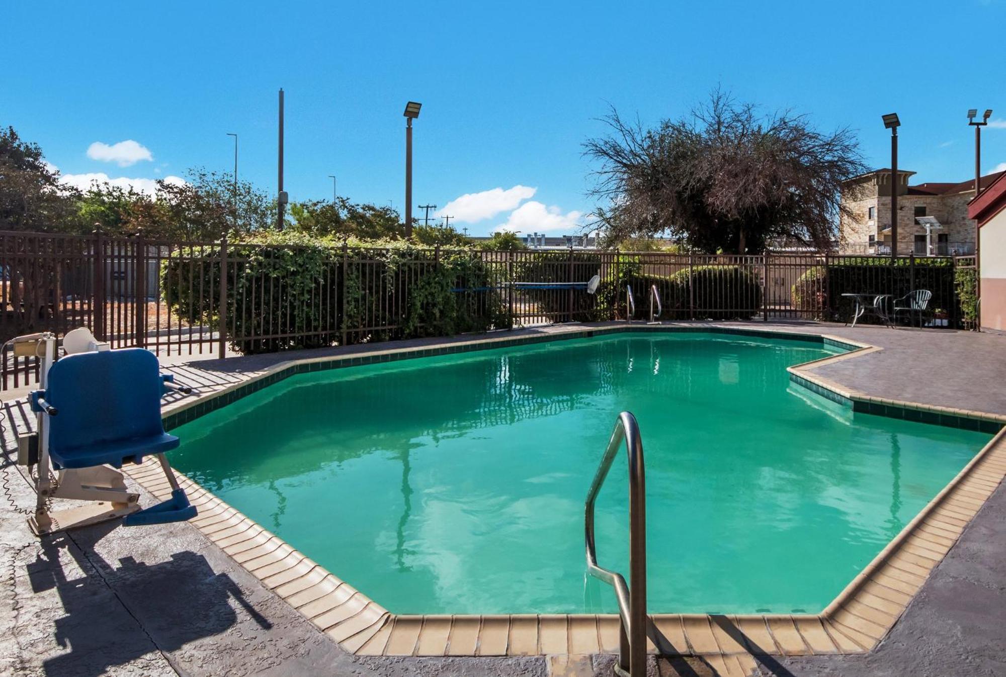 Hometowne Studios By Red Roof San Antonio - Seaworld Northwest ภายนอก รูปภาพ