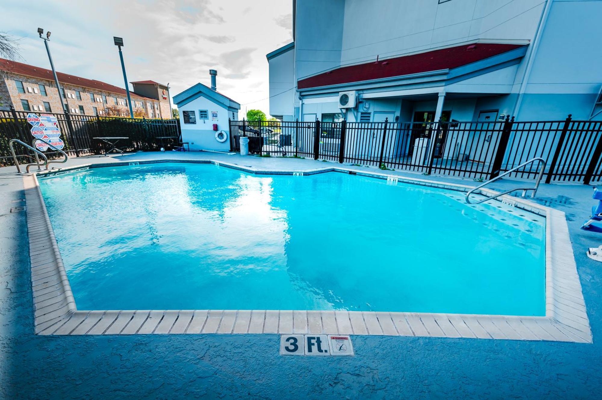 Hometowne Studios By Red Roof San Antonio - Seaworld Northwest ภายนอก รูปภาพ