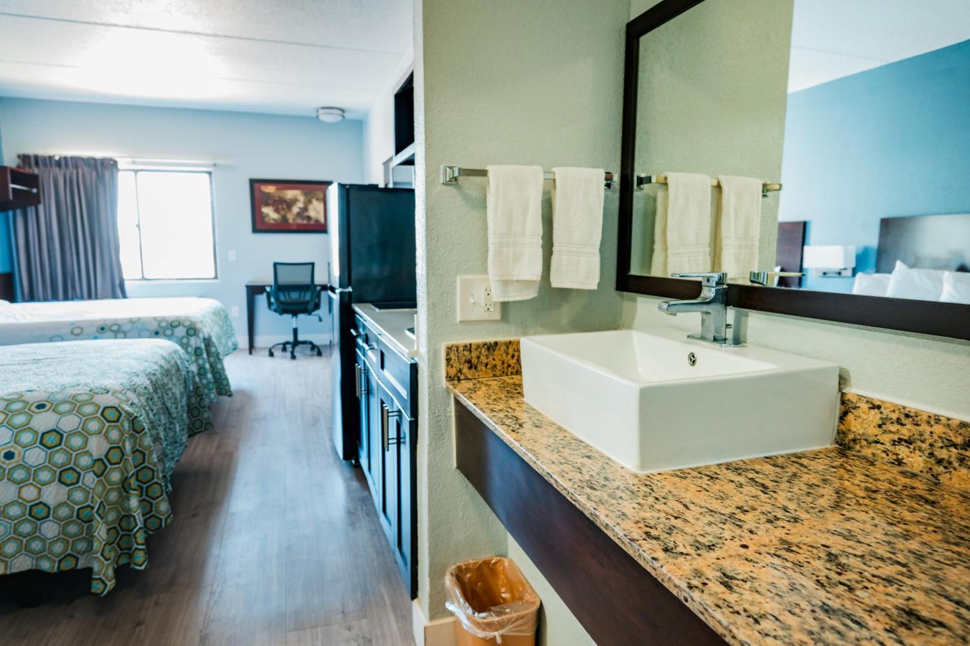 Hometowne Studios By Red Roof San Antonio - Seaworld Northwest ภายนอก รูปภาพ