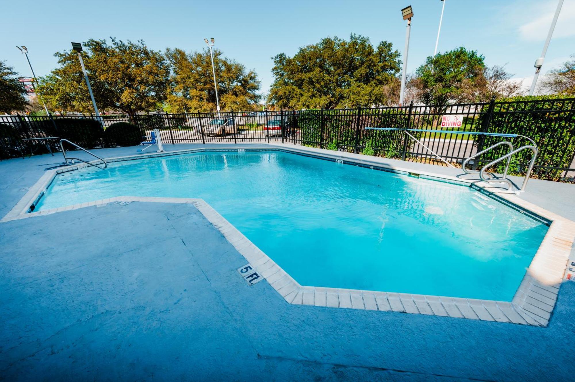 Hometowne Studios By Red Roof San Antonio - Seaworld Northwest ภายนอก รูปภาพ